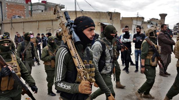 Das sind keine IS-Kämpfer, sondern kurdische Milizen, die im Jänner einen Angriff auf ein Gefängnis im Nordosten Syriens abwehrten.