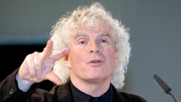 epa03672721 Sir Simon Rattle, head conductor of the Berlin Philharmonic Orchestra, presents the program of the upcoming season at a press conference in Berlin, Germany, 22 April 2013. EPA/TIM BRAKEMEIER
