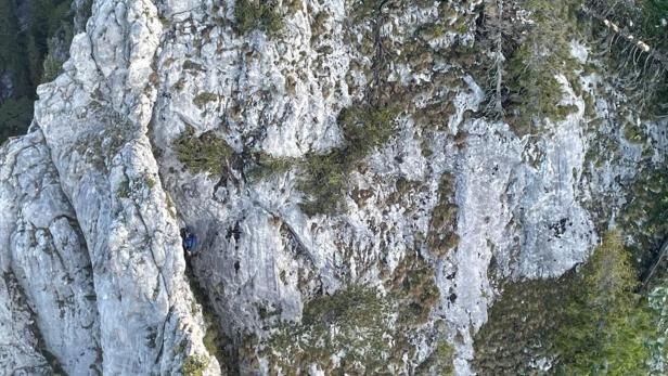 Nacht in Felswand: Bergsteiger am Schneeberg von Gewitter überrascht