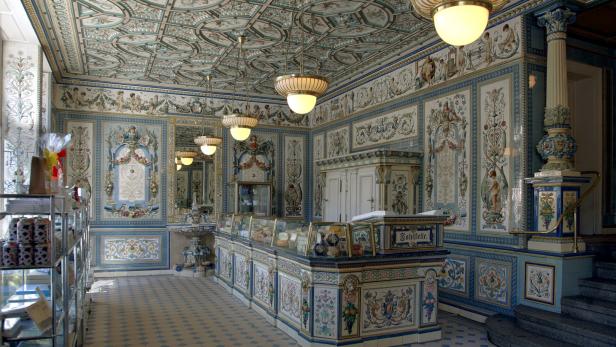 Ein aufwendig dekorierter Innenraum eines historischen Geschäfts mit blau-weißen Fliesen und Ornamenten.