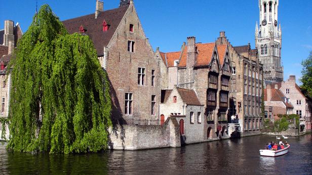 Brügge, in der Provinz Westflandern in Belgien, lockt mit einem mittelalterlichen Stadtkern, der von der UNESCO zum Weltkulturerbe ernannt wurde und der von Wallanlagen, auf denen sich Windmühlen befinden, umgeben ist.