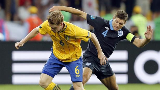 epa03267184 Rasmus Elm of Sweden (L) vies for the ball with England&#039;s Steven Gerrard during the Group D preliminary round match of the UEFA EURO 2012 between Sweden and England in Kiev, Ukraine, 15 June 2012. EPA/SERGEY DOLZENKO UEFA Terms and Conditions apply http://www.epa.eu/downloads/UEFA-EURO2012-TCS.pdf