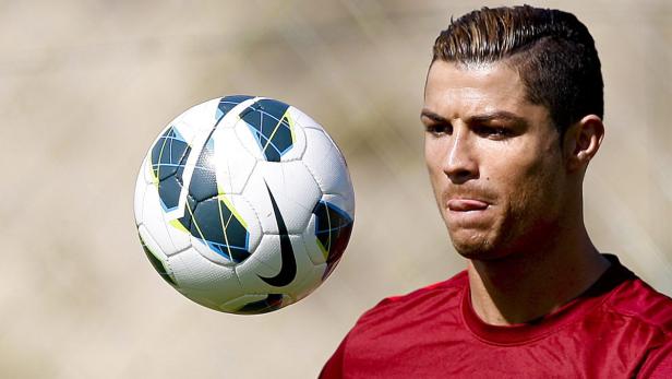 epa03730234 Portuguese national soccer team player Cristiano Ronaldo during his team&#039;s training session at the training center in Obidos, near Lisbon, Portugal, 04 June 2013. Portugal will face Russia in the 2014 FIFA World Cup qualification soccer match on 07 June 2013. EPA/TIAGO PETINGA