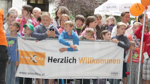 Warten, bis die Kinderstadt aufmacht
