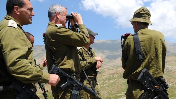 epa03710391 A photograph provided by the Israeli Defense Forces (IDF) spokesman&#039;s office shows Israeli Chief of Staff Lt General Benny Gantz with binoculars and other army officers as he overlooks part of Syria from somewhere on the Golan Heights, 21 May 2013. Tensions are rising after an Israeli army vehicle was shot at from inside Syria, according to the Israeli army who returned fire. No one was hurt in the incident. EPA/TAL MANOR / IDF HANDOUT EDITORIAL USE ONLY/NO SALES