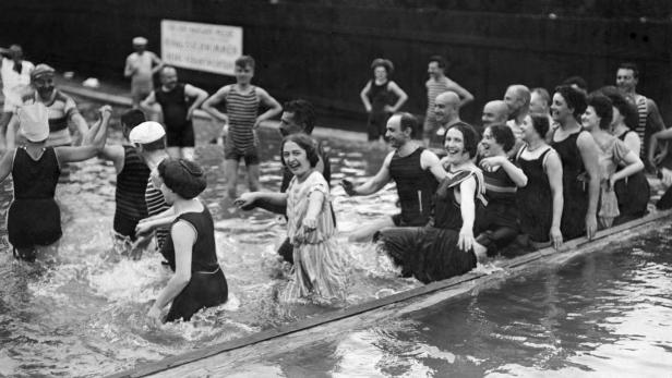Mit allen Wassern gewaschen: Schwimmvergnügen in historischen Bildern