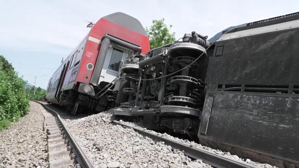 Vier Tote bei Zugsunglück in Bayern, 14 Menschen noch vermisst