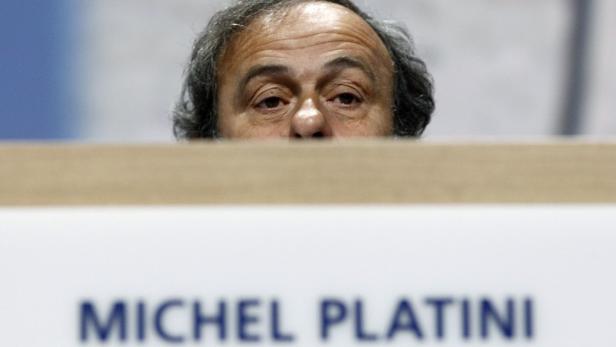 Michel Platini hinter einem Tisch mit seinem Namen.