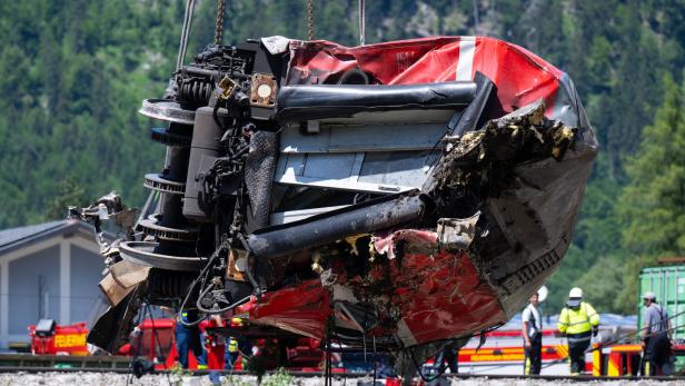 Zugsunglück in Bayern: Fünftes Todesopfer unter Trümmern gefunden