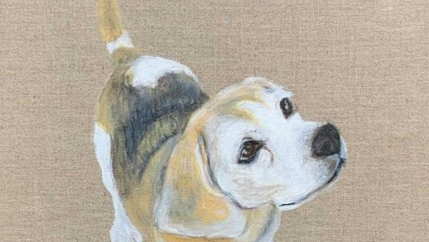 Künstlerin Isolde Tomann malt Beagle Daria