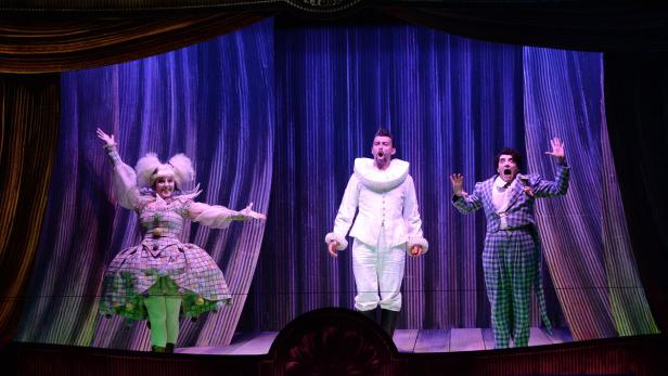 Das beste Bühnenbild wurde bei den Salzburger Osterfestspielen gezeigt: "Cavalleria Rusticana" und "Pagliacci" (Bild) mit Jonas Kaufmann (Mitte). Philipp Stölzl hat es verantwortet.