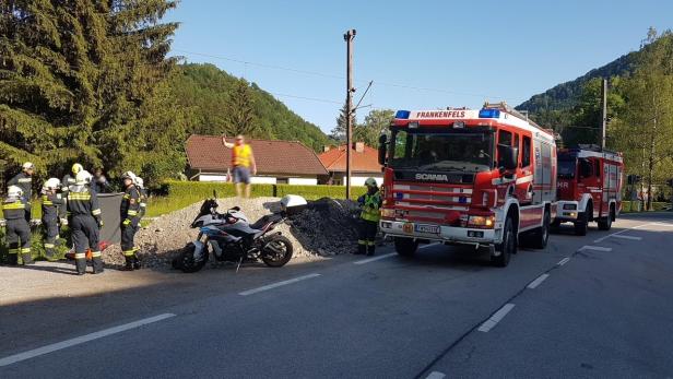 Schwerer Motorradunfall in NÖ: Zug musste gestoppt werden