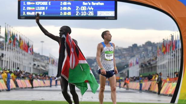 Eliud Kipchoge (KEN) und Galen Rupp (USA) beim Herren-Marathon der Olympischen Spiele.