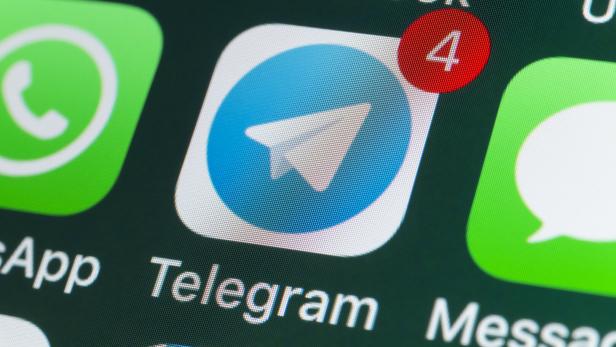 Telegram, Whatsapp, Messages and other phone Apps on iPhone screen