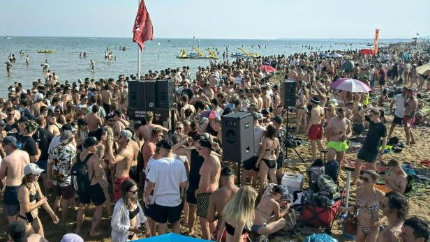 Unzählige feiernde Urlauber am Strand von Lignano - am 4. Juni 2022