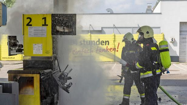 Brennende Zapfsäule sorgte für Feuerwerhr-Großeinsatz in Krems