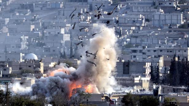 Österreichische Dschihadisten schließen sich Rebellen an und werden, wie hier an der syrisch-türkischen Grenze bei der Schlacht um Kobane, vielfach selbst zum Opfer.