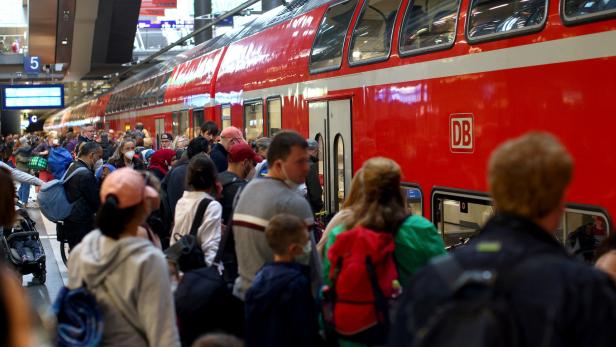 Deutsches Neun-Euro-Ticket: Züge waren so voll, dass sie nicht abfahren konnten