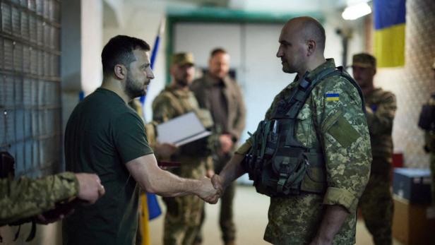 Selenskij besucht Truppen an der Front + UNO rechnet mit 20 "Hunger-Hotspots"