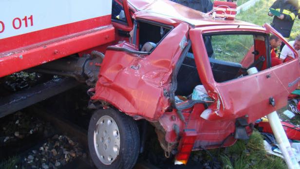 Auto krachte in Zug: Lenker verletzt