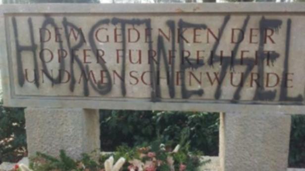 Im Dezember wurde in Salzburg ein Denkmal am Kommunalfriedhof mit dem Schriftzug &quot;Horst Wessel&quot; verunstaltet.