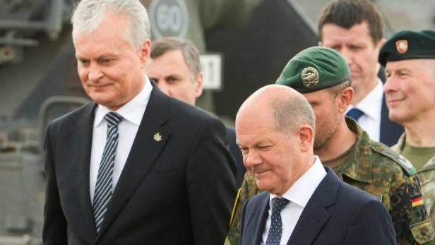 Scholz mit Litauens Präsident Nauseda bei NATO-Übung