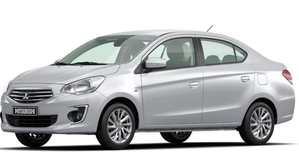 Ein silberner Mitsubishi Mirage G4 vor einem weißen Hintergrund.