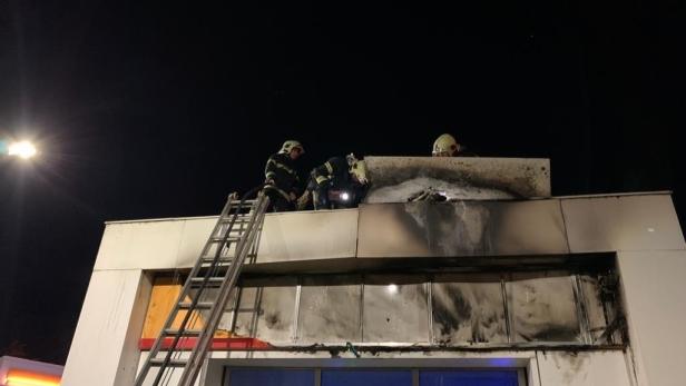 Feuer auf Tankstelle: Brenzliger Einsatz in St. Pölten