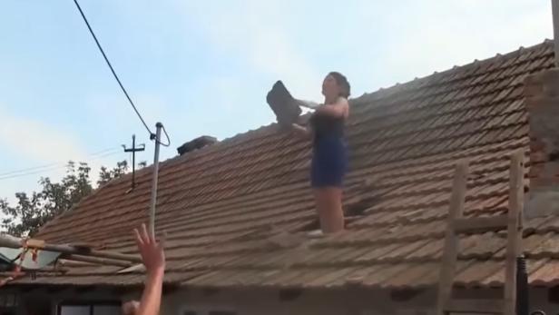 Nur am Balkan: Trauzeugin kletterte in Extase auf Haus und riss Dachziegel ab