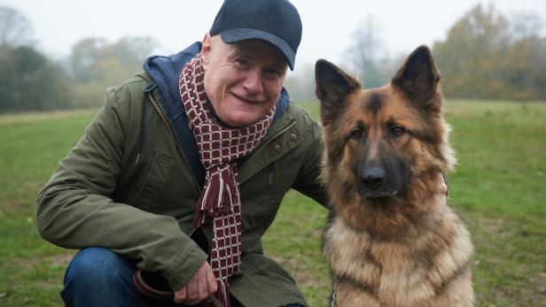 Der britische Stand-up-Comedian Dave Johns lernt beim Hundespaziergang eine Frau kennen