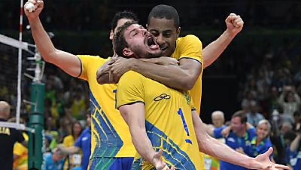 Brasilianische Volleyballspieler feiern einen Sieg.
