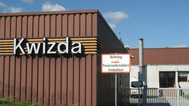 Das Firmengebäude von Kwizda mit einem Hinweisschild „Achtung Feuerwehrzufahrt freihalten!“.