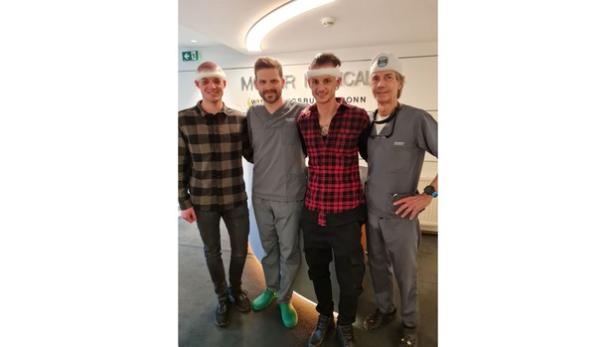 Skisprung-Stars Fettner und Aschenwald - direkt nach der Haartransplantationsbehandlung bei Moser Medical. Im Bild: Philipp Aschenwald, Dr. Markus Horacek, Manuel Fettner, Karl Moser