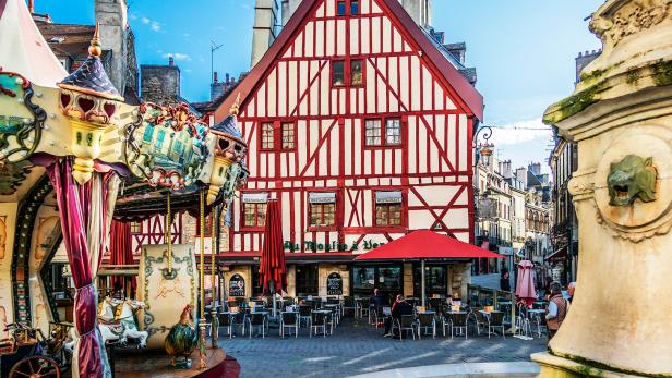 Fachwerkhäuser prägen das mittelalterliche Bild der Altstadt Dijons. Wie hier am Place François-Rude