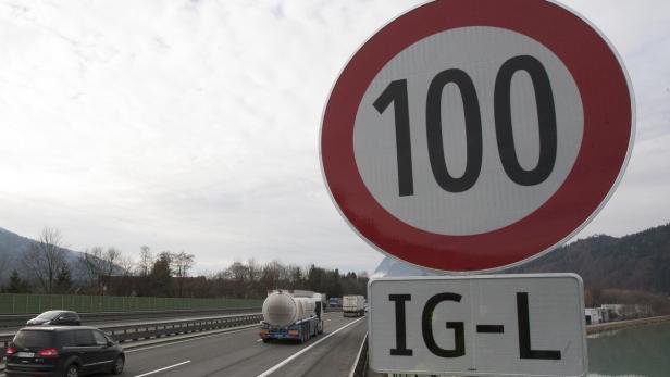 Auf rund 90 Autobahnkilometern in Tirol müssen Pkw-Fahrer nun unabhängig von der aktuellen Luftgüte ständig 100 km/h fahren. Das nimmt nicht jeder gelassen.