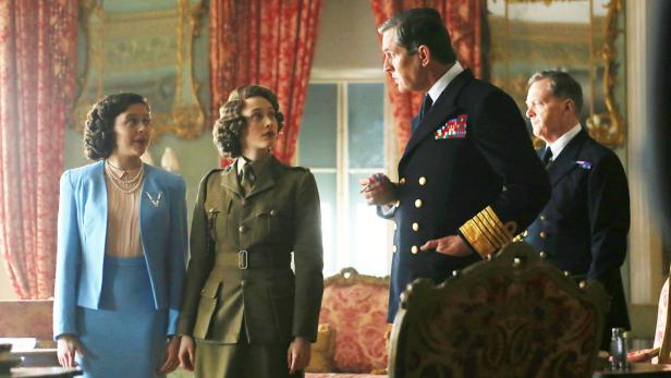 Prinzessinnen Margaret (Bel Powley, ganz li.), Elizabeth (Sarah Gadon) und König George VI. (Rupert Everett) 