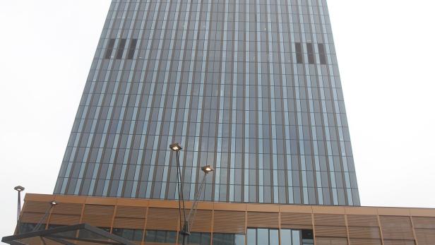 Das Hotel Melia liegt unterhalb eines hohen Bürogebäudes.