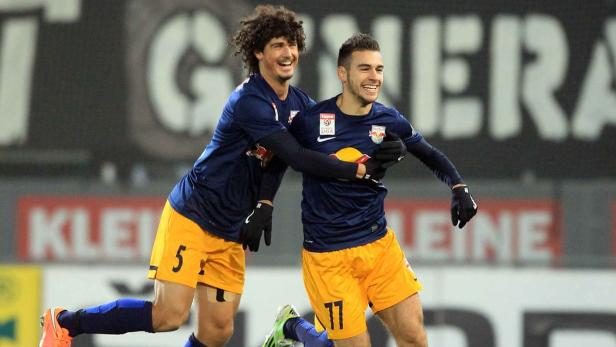 Zwei Fußballspieler von Red Bull Salzburg feiern ein Tor.