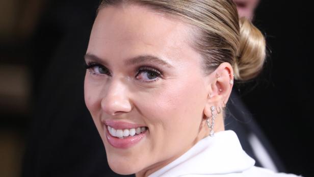 Schauspielerin Scarlett Johansson macht ihr Ohr zum Kunstwerk.