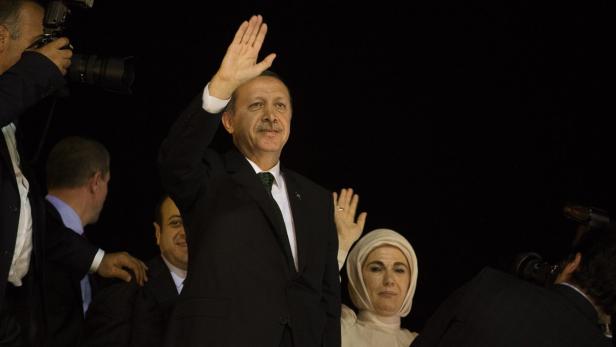 epa03734196 Turkish Prime Minister Recep Tayyip Erdogan (L) and his wife Emine (R) greets his supporters fallowing his arrival late night after a four day trip to North African countries at Ataturk Airport in Istanbul, Turkey, 07 June 2013. Turkey&#039;s crackdown on opposition protesters that reports said left at least two dead and more than 1,000 injured was &#039;truly disgraceful,&#039; Amnesty International said 02 June, on the third day of the demonstrations. Demonstrations against the Islamic-conservative government of Prime Minister Recep Tayyip Erdogan began on 31 May when a police crackdown against a peaceful sit-in staged by environmentalists angered over a development project in Istanbul escalated into larger battles between law enforcement and demonstrators. EPA/KERIM OKTEN