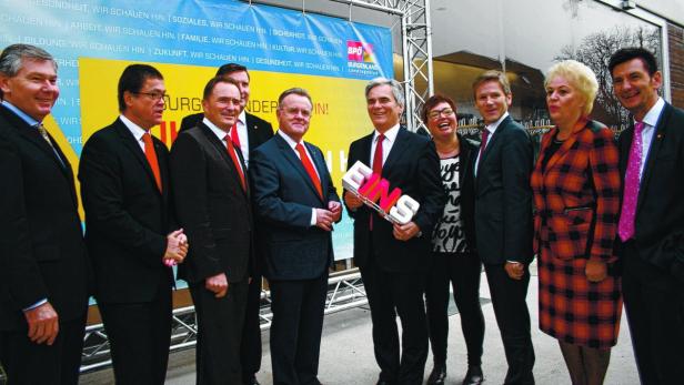 LH Niessl und Kanzler Faymann beim Parteitag in Raiding, umringt von Spitzen der Landespartei und Ministern Ostermayer und Oberhauser