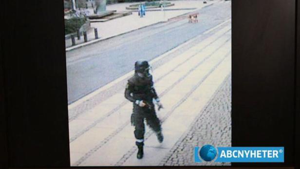 Der rechtsradikale Attentäter Anders Behring Breivik läuft in Polizei-Montur durch Oslo: Die Aufnahme entstand sechs Minuten, bevor die Autobombe hochging. Oslo-Attentäter: Neue Fotos veröffentlicht
