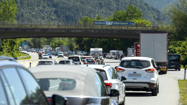 ++ THEMENBILD ++ TIROL: PFINGSTVERKEHR/STAU/VERKEHR/PFINGSTEN
