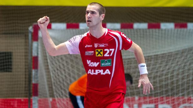 Ein Handballspieler jubelt auf dem Spielfeld.