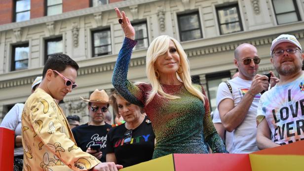 Donatella Versace bei der Regenbogenparade in New York 2019.