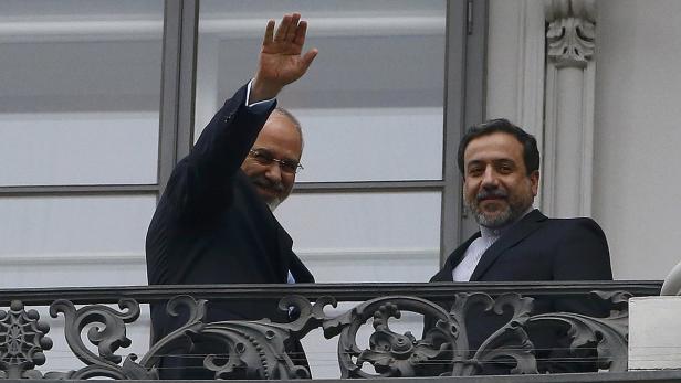 Der iranische Außenminister Javad Zarif (links) und Abbas Araghchi, Teherans Chefverhandler, auf dem Balkon des Palais Coburg.