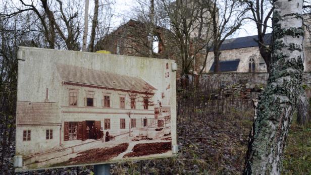 Früher lebten 2000 Bürger in Döllersheim. Heute existieren nur mehr Hausruinen und die Kirche.