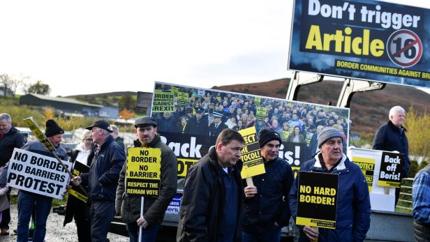 Proteste an der Grenze zwischen Nordirland, also dem Vereinigten Königreich, und der Republik Irland: London solle sich an das unterschriebene Brexit-Gesetz halten