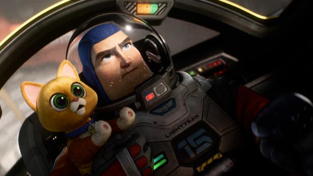 Buzz Lightyear als Actionheld im Weltraum mit seiner Roboterkatze Sox: Pixars „Lightyear“