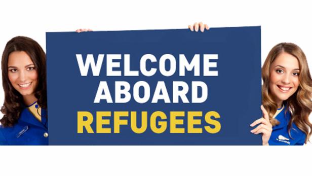 Zwei lächelnde Frauen halten ein Schild mit der Aufschrift „Welcome Aboard Refugees“.
